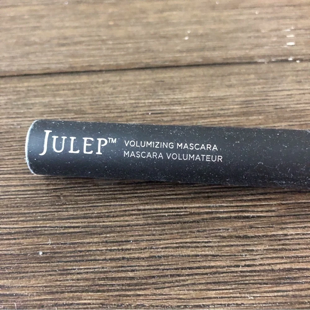 Julep voluming mascara in color jet black